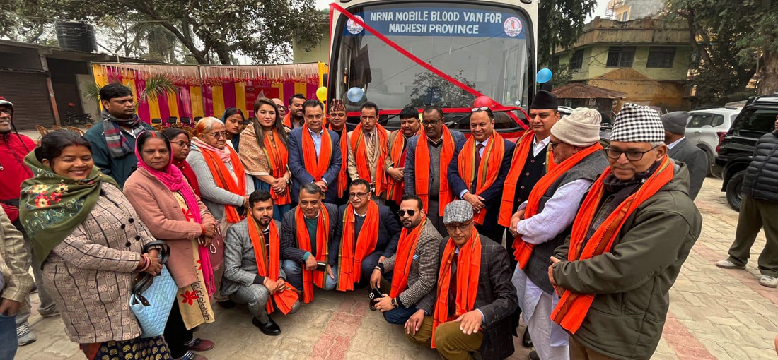 एनआरएनएद्धारा रेडक्रस सोसाइटी धनुषालाई मोबाइल ब्लड बस हस्तान्तरण