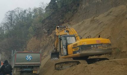 मुग्लिङ–नारायणगढ सडक पहिरोका कारण दुईतर्फी अवरुद्ध