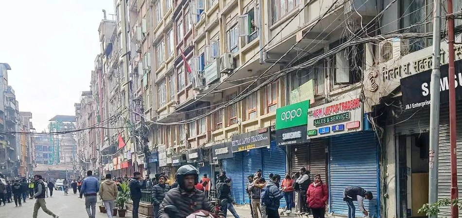 न्युरोड क्षेत्रमा पार्किङ निषेध गरिएपछि आन्दोलनमा उत्रिए व्यवसायी