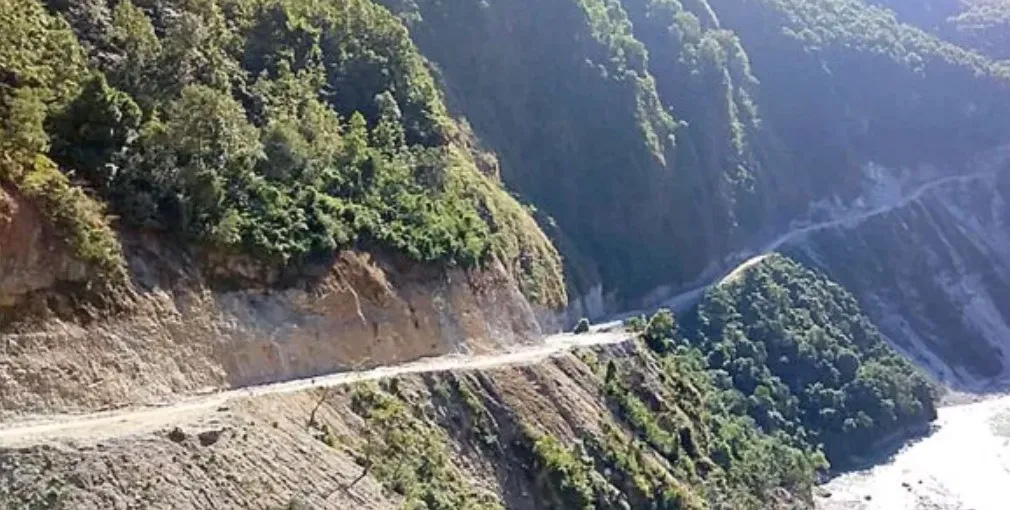 सातवर्षमा चौथो पटक म्याद थप्दा पनि सडक कालोपत्र नभएपछि सास्ती खेप्दै स्थानीय