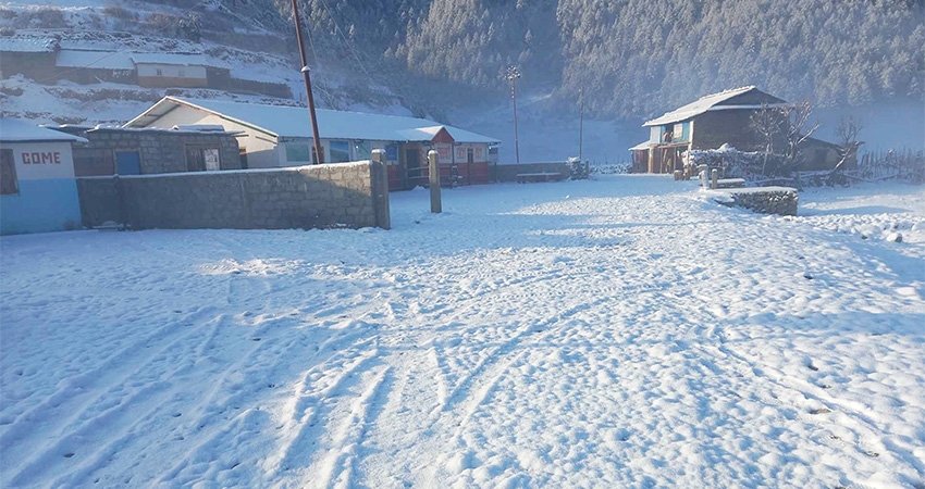 लामो समयको खडेरीपछि ढोरपाटनमा हिमपात