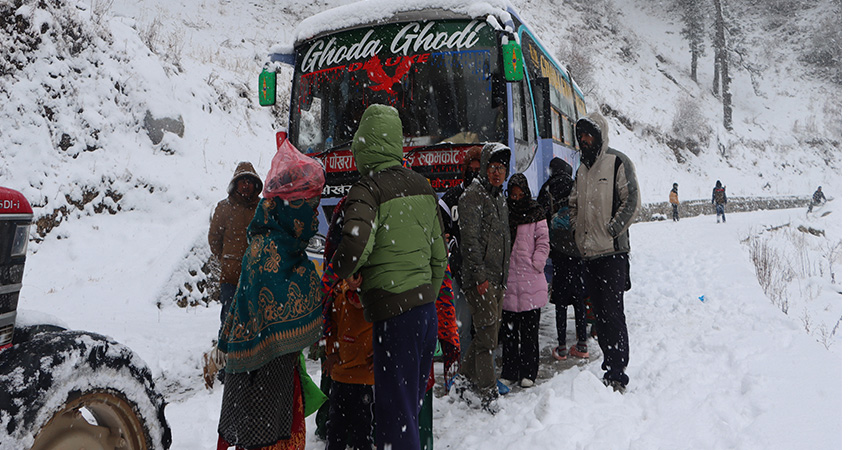 दुई दिनदेखि हिउँ परेपछि मध्यपहाडी लोकमार्ग अवरुद्ध