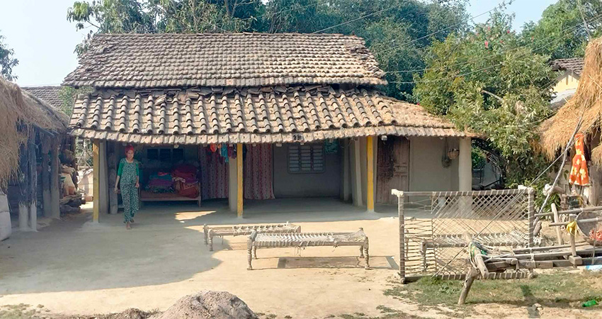 हराउँदै परम्परागत पहिचान बोकेका घर