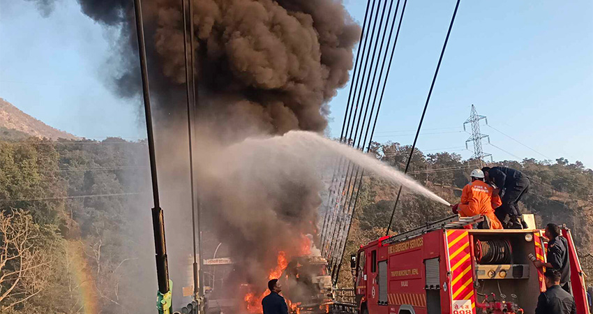  आगलागीबाट आंशिकरूपमा क्षति भएपछि कर्णाली पुलमा सवारीसाधन आवागमन बन्द