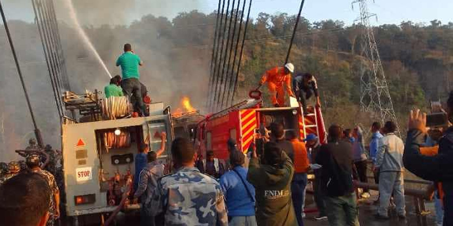 गुड्दा गुड्दैको ट्रकमा आगलागीपछि क्षति पुगेको कर्णाली पूल केही समयका लागि बन्द