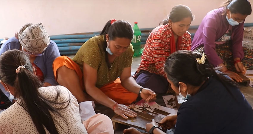 तिहारको लागि उत्पादन गरेको फुलले बजार नपाएपछि धुप बनाउने सीप सिक्दै महिला