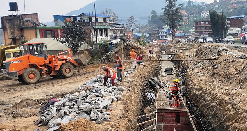 सडक विस्तारका क्रममा मजदुर घाइते