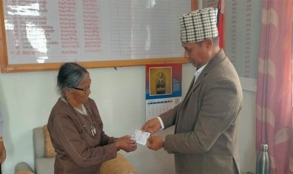 असी वर्षको उमेरमा कामीले पाइन् नागरिकता