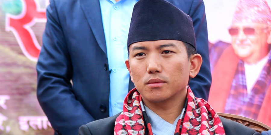 सांसद नेम्वाङद्वारा शपथ ग्रहण