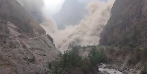 पहिरोले राप्ती लोकमार्ग अवरुद्ध, पहिरो हटाउने कार्य जारी