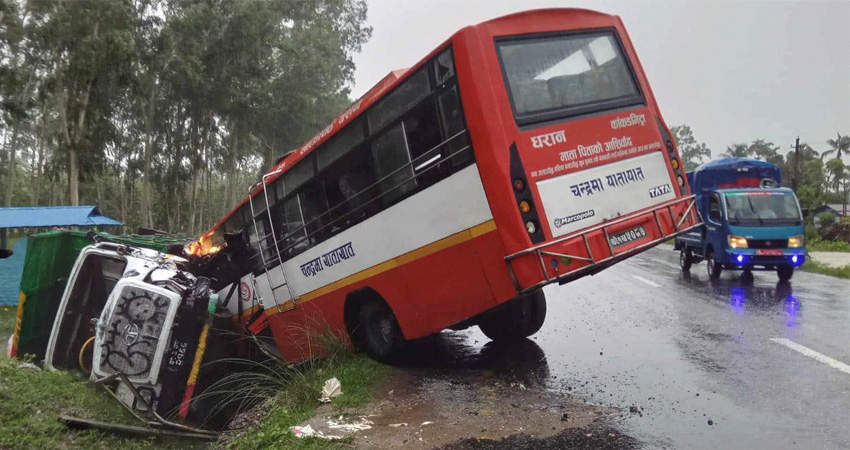 झापामा बस र टिपर ठोक्किँदा २१ घाइते, तीनको अवस्था गम्भीर 