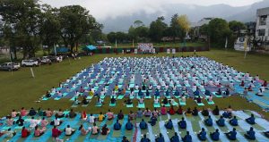 फेवातालको किनारामा योग प्रदर्शन