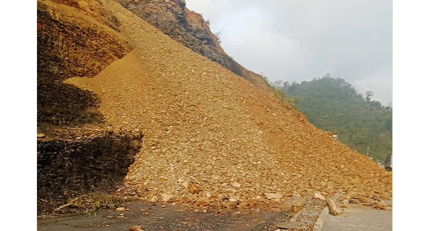 पहिरो खस्दा दमौली-डुम्रे सडक अवरुद्ध