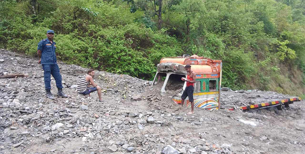 पहिरोले मध्यपहाडी लोकमार्ग अवरुद्ध हुँदा यात्रु अलपत्र