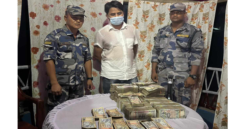 स्रोत नखुलेको एक करोड एक लाखसहित एकजना पक्राउ