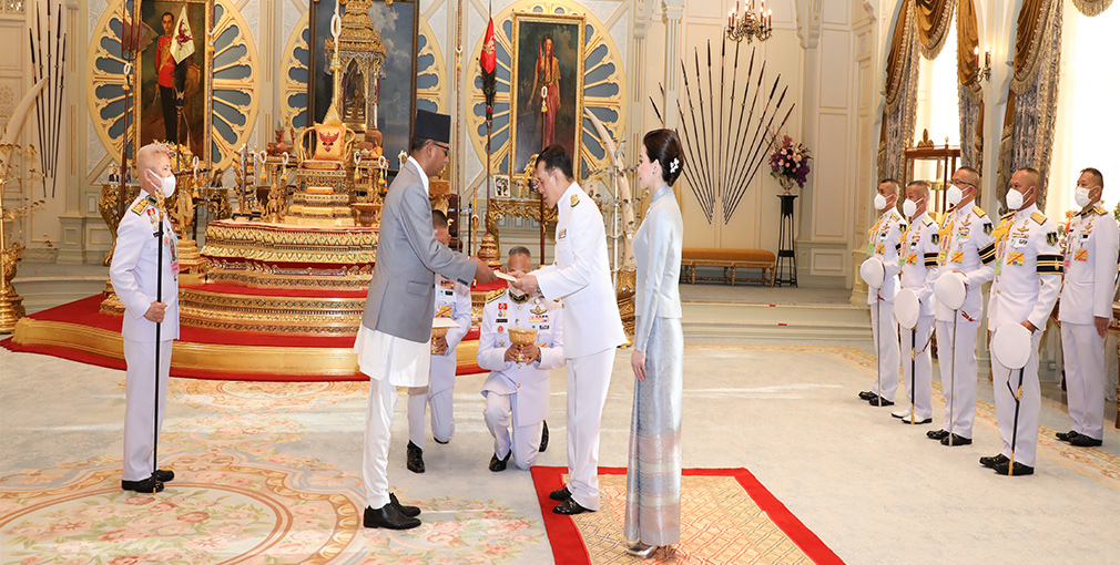 राजदूत ओलीद्वारा थाई नरेशसमक्ष ओहोदाको प्रमाणपत्र प्रस्तुत