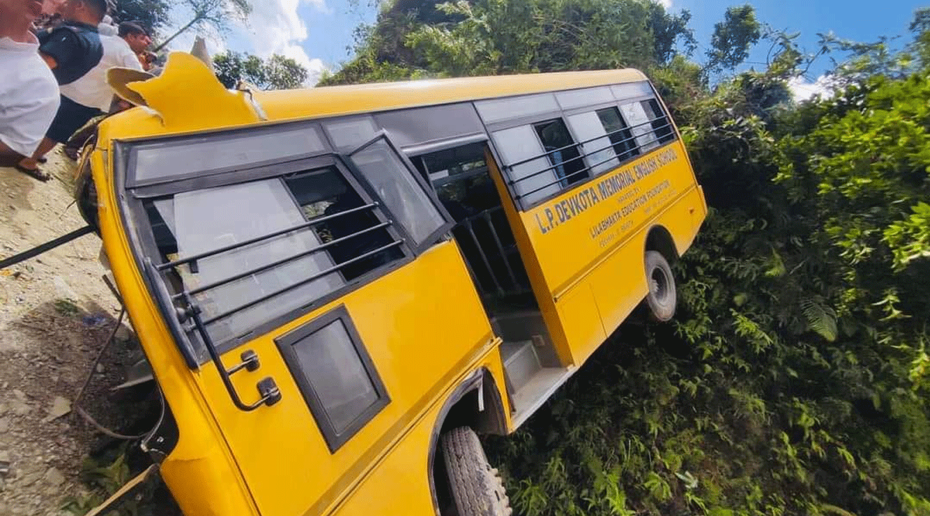 कास्की अपडेट : स्कुल बस दुर्घटनामा आमाछोराको मृत्यु