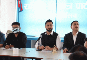 मुखमा कालो टेप लगाएर बैठकमा सहभागी भए रास्वपा महामन्त्री मुकुल ढकाल