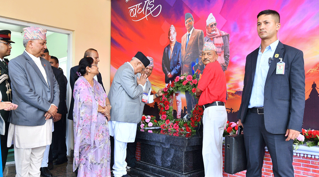 प्रधानमन्त्री ओलीद्वारा शीर्ष नेताको तस्बिरमा माल्यार्पण
