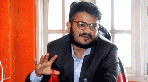मुकुल ढकालले पत्रकार सम्मेलन गर्दै