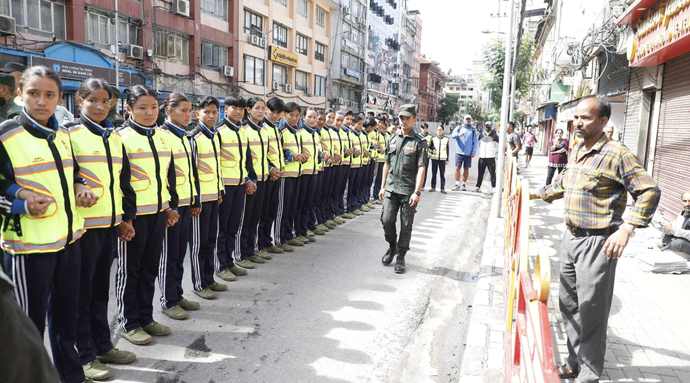 न्युरोडमा फुटपाथ विस्तारको विरोधमा सडकबाटै काम