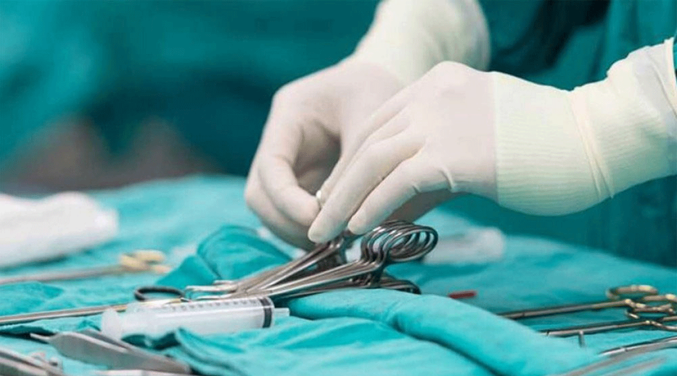 बिरामीलाई विश्वास दिलाउन आफ्नै आमाको शल्यक्रिया