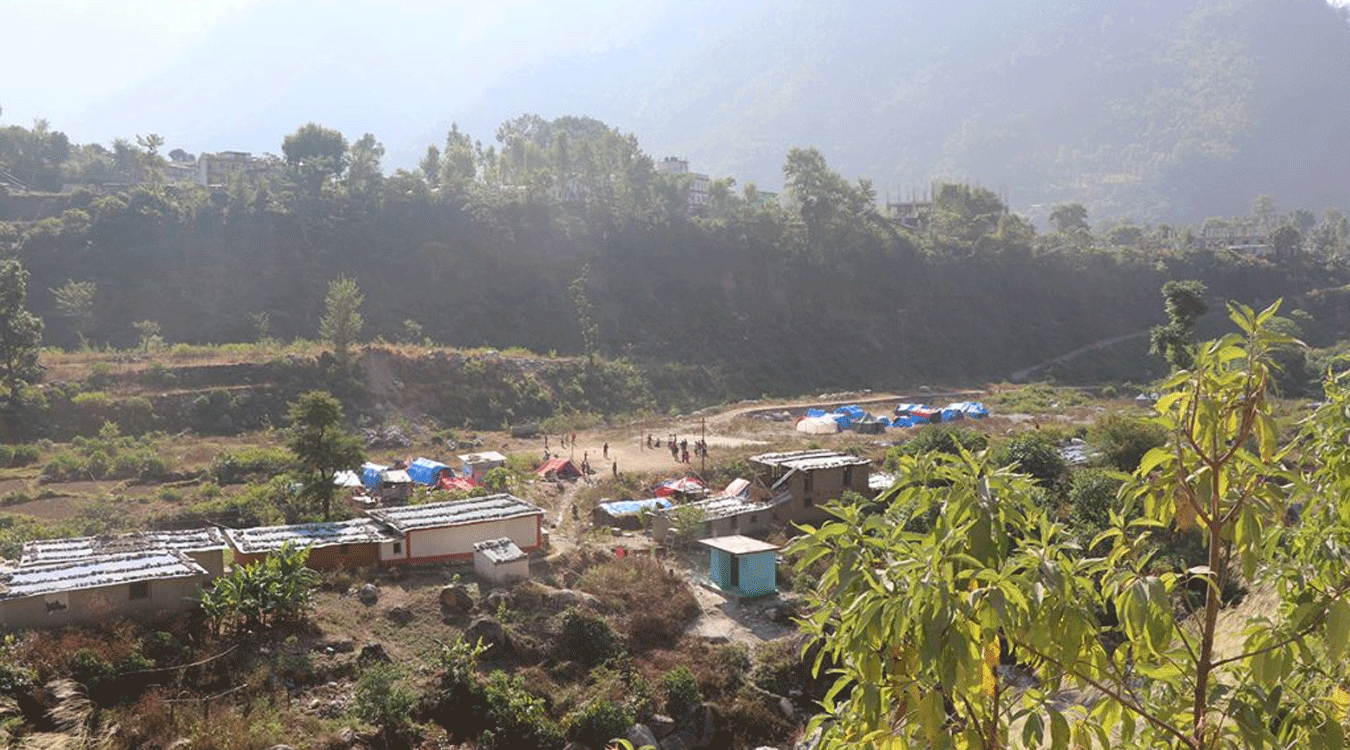 भूकम्प पीडितको टहरामा पहिरो जाँदा तीन जना गम्भीर घाइते