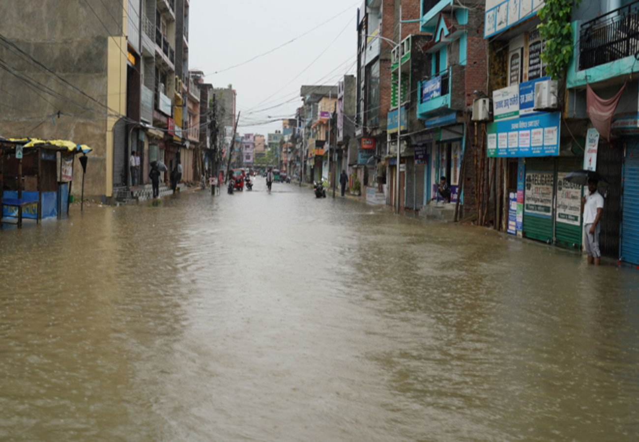 मध्यरातिदेखि खोला बस्तीमा पसेपछि…