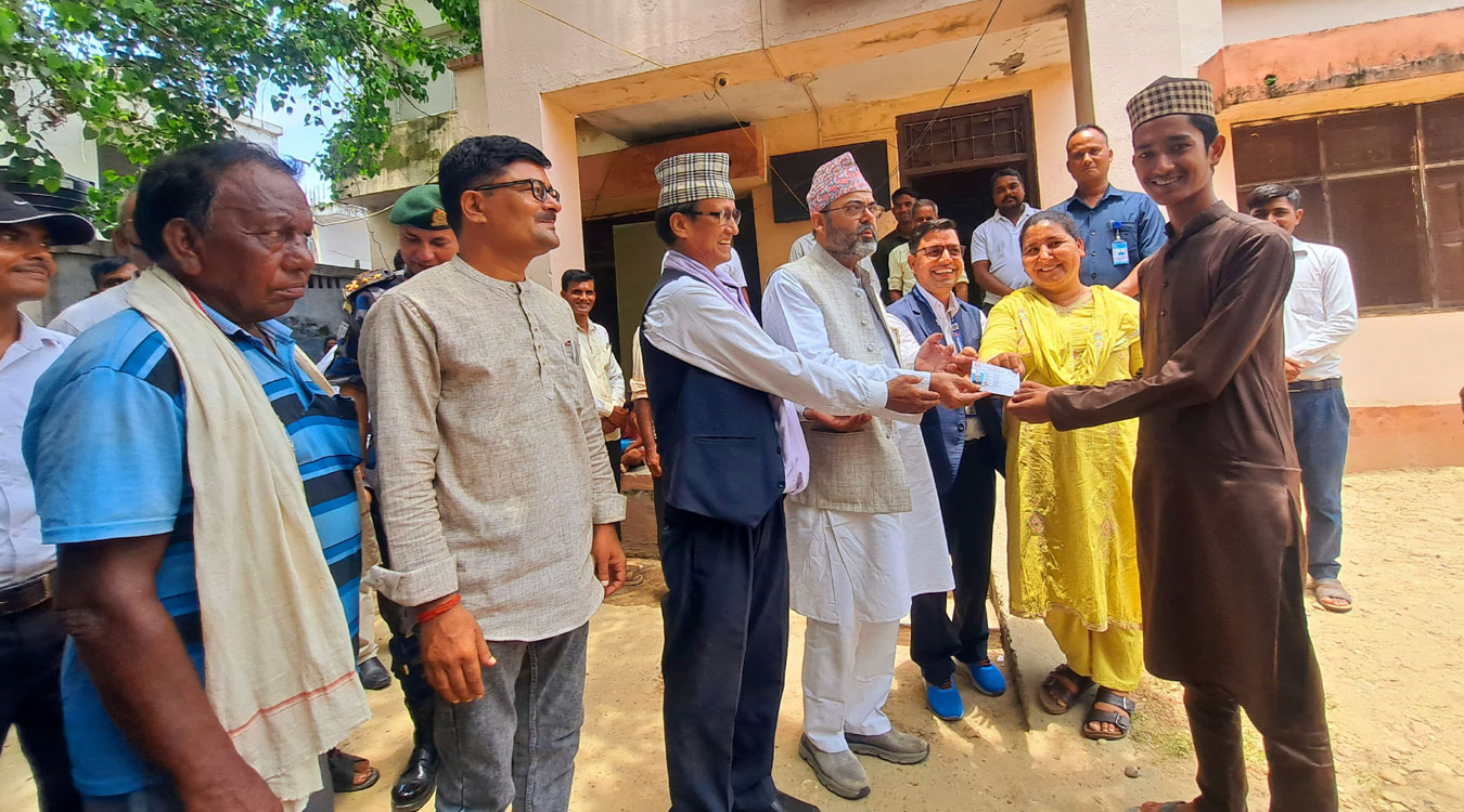 आफ्नै पालिकाबाट नागरिकता बनाउन पाएपछि स्थानीय खुसी