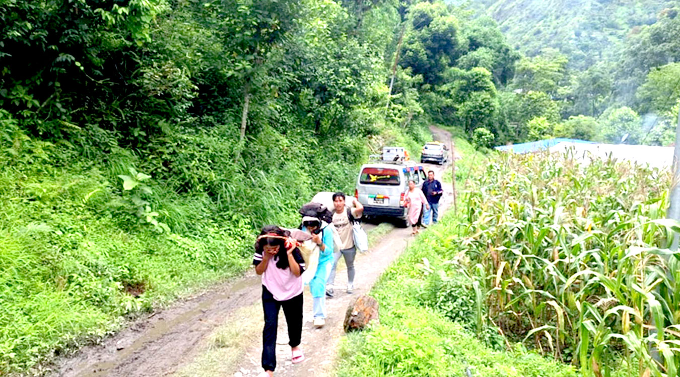 आठ दिनदेखि अवरुद्ध बेनी-दरबाङ सडक, नागरिकलाई दैनिक यात्रामा सास्ती