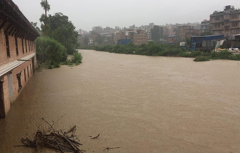 सङ्खुवासभा र भोजपुर जोड्ने अरुण नदीमा पानीको बहाव बढेपछि फेरी बन्द