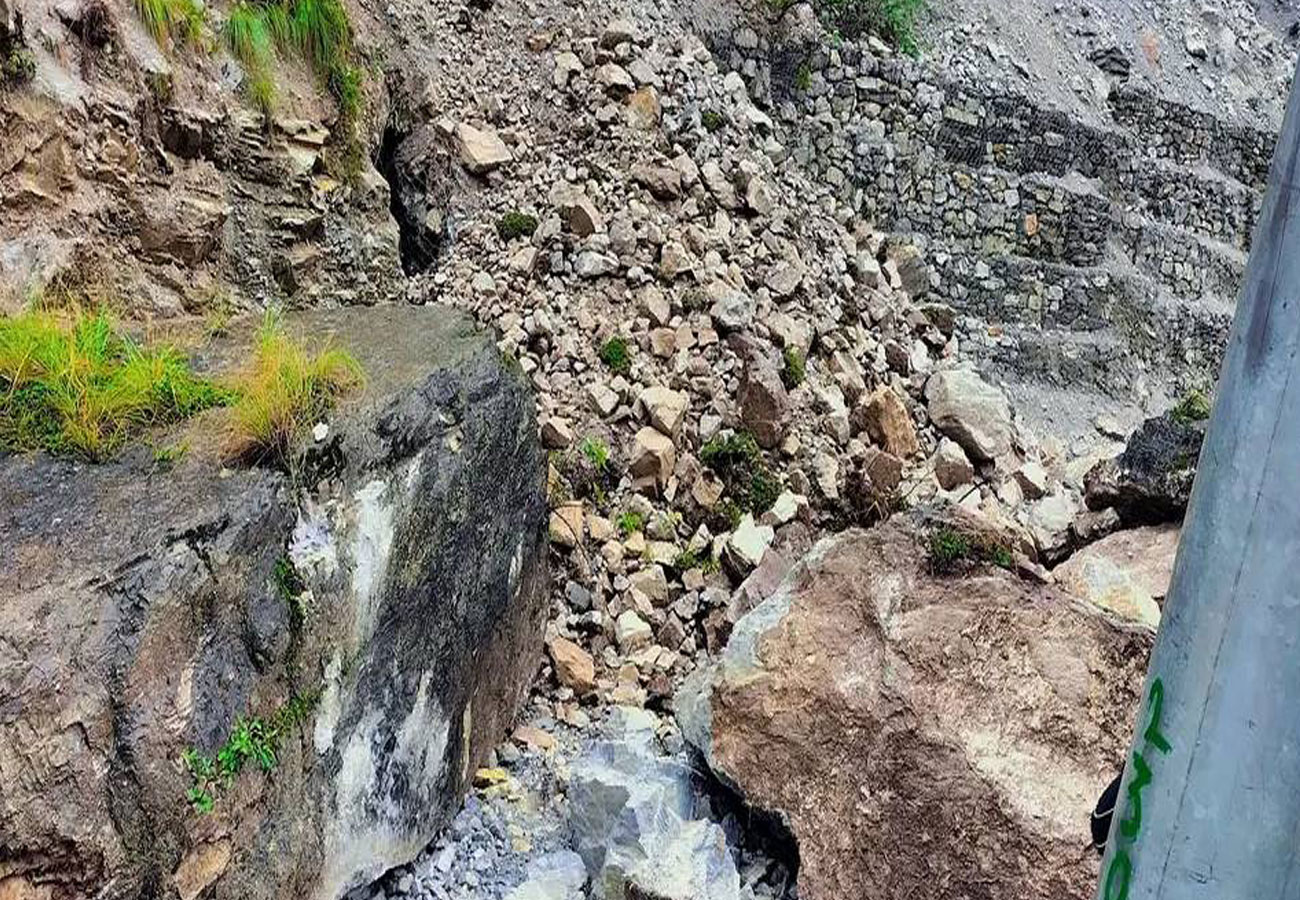 ठूलो ढुङ्गासहित आएको पहिरोले कर्णाली राजमार्ग अवरुद्ध