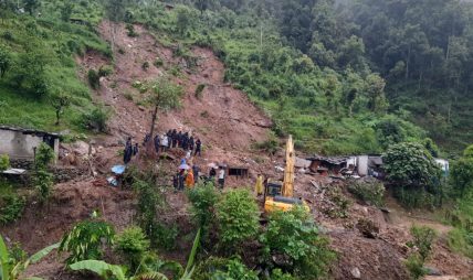 सोलुखुम्बुमा पहिरोका कारण ११ परिवार विस्थापित, दुई वडा कार्यालय जोखिममा