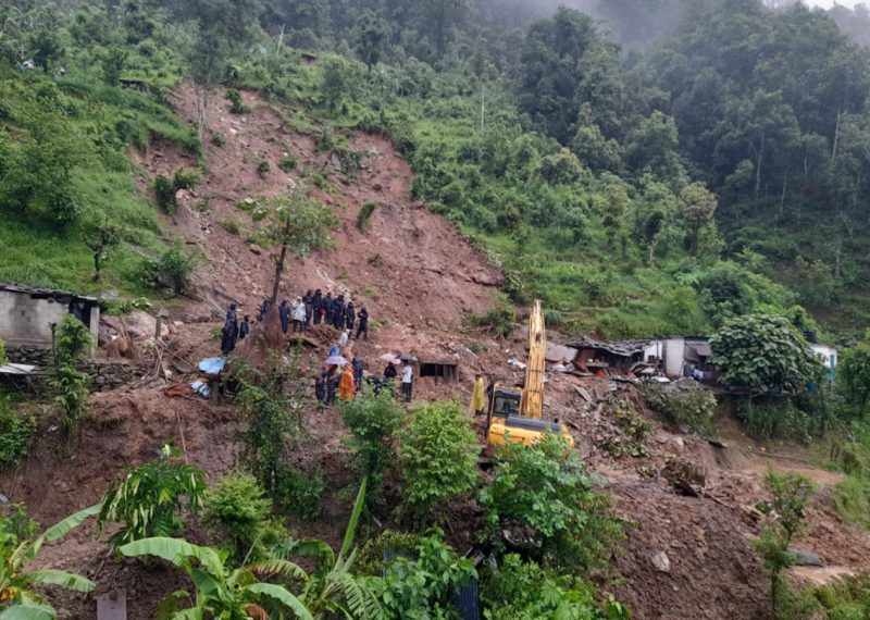 सोलुखुम्बुमा पहिरोका कारण ११ परिवार विस्थापित, दुई वडा कार्यालय जोखिममा
