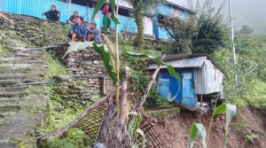 धादिङमा पहिरोले गाउँ नै जोखिममा, घर खाली गर्दै स्थानीय