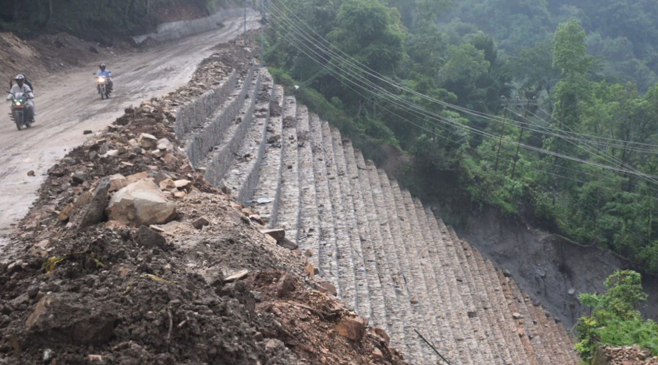 उदिपुर पहिरो रोकथामका लागि पर्खाल निर्माण