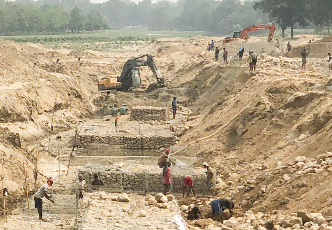 खोला किनारमा आयल निगमको नयाँ भण्डारणगृह निर्माण हुँदै