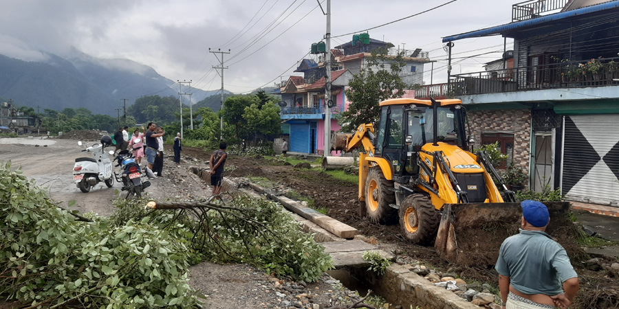 पोखरा महानगरका सडक मापदण्डभित्रका संरचना हटाउन सुरु