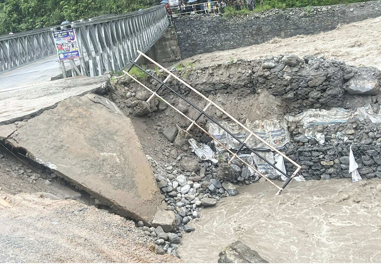 बाढीले बेलीब्रिज बगाउने खतरा