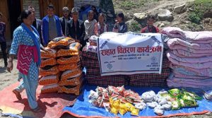 यार्सा खोज्नेक्रममा ज्यान गुमाएकाहरूका परिवारलाई राहत सामग्री प्रदान