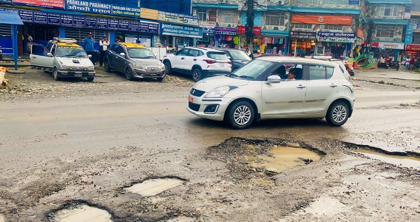 राजमार्गमा यात्रुलाई हिलो र धुलोले सास्ती