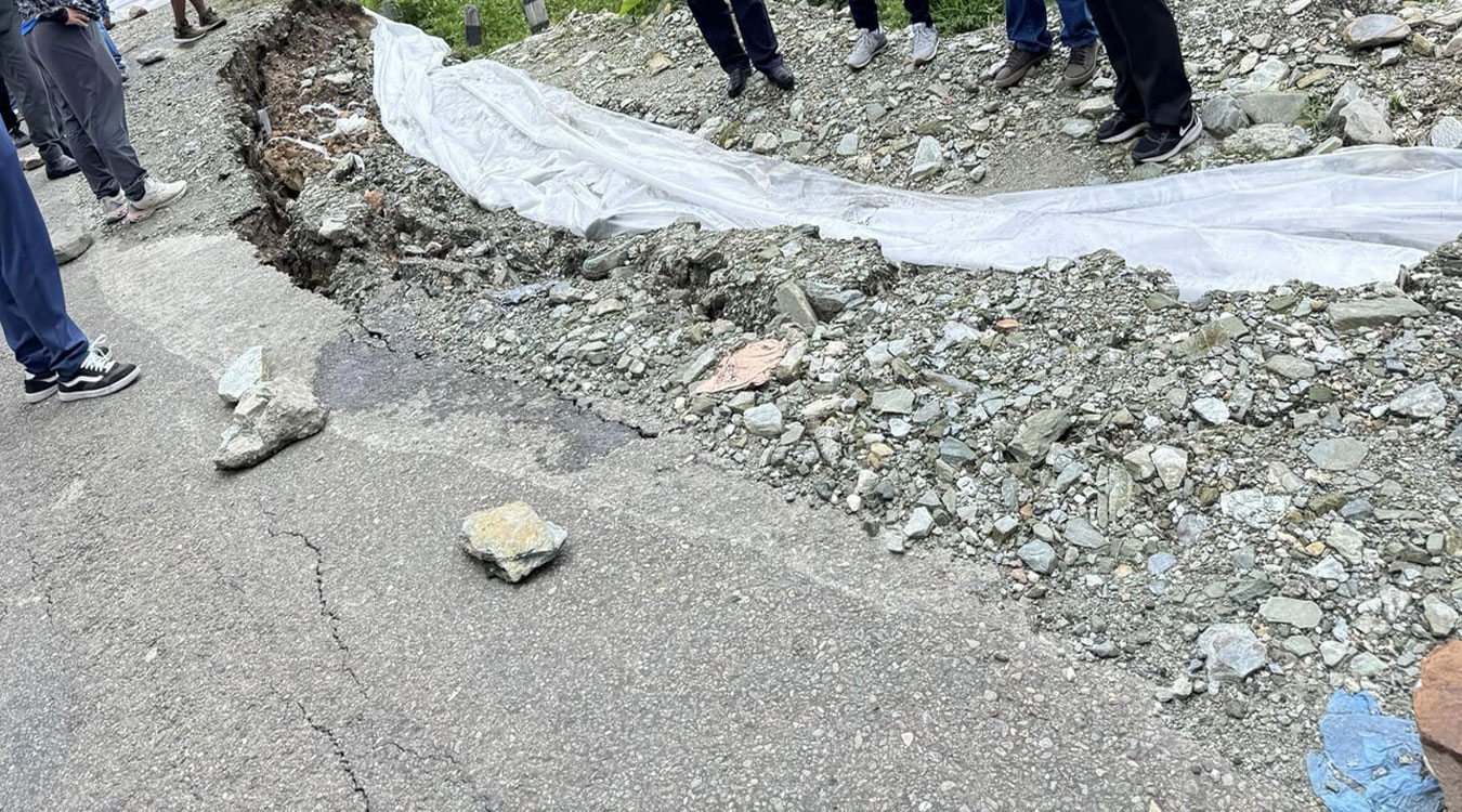 पहिरो खसेपछि जयपृथ्वी राजमार्ग अवरुद्ध