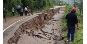 अविरल वर्षाका कारण भोजपुरमा भासियो सडक