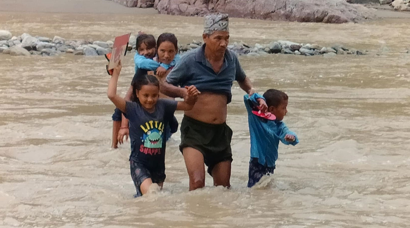 जोखिम मोलेर विद्यालय जान्छन् चुरेका बालबालिका