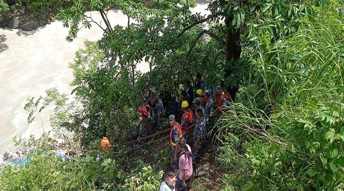 तनहुँ बस दुर्घटनामा मृत्यु भएका सबैको शव परीक्षण चितवनमा हुने