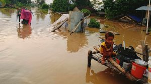 भारी वर्षाका कारण रौतहटको महेशपुर गाउँ डुबानमा