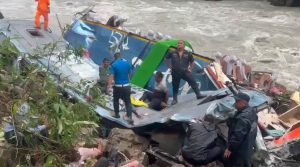 मर्स्याङ्दीमा खसेको बस निकालिँदै