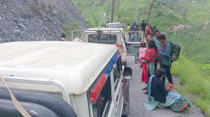 पहिरोले गमगढी-तारापानी-सोरुकोट सडक अवरुद्ध