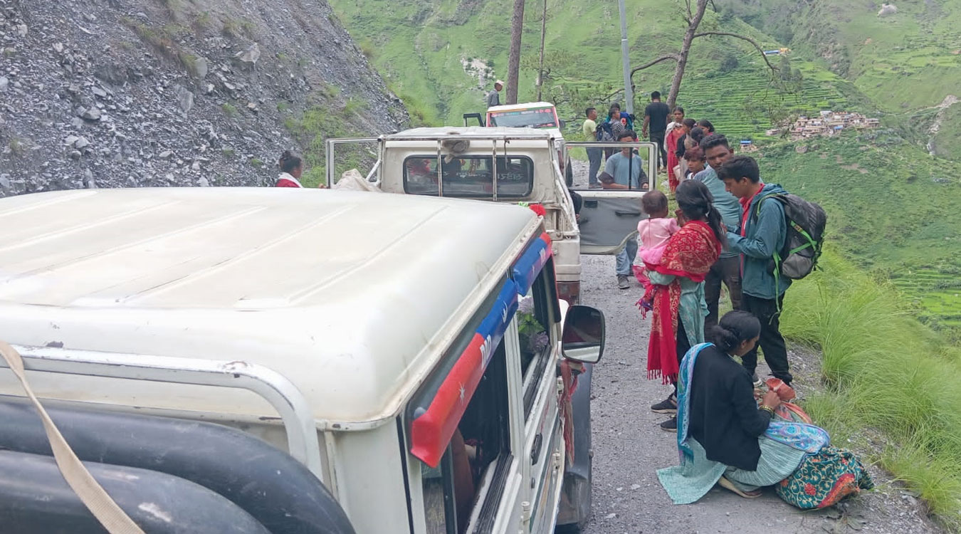 पहिरोले गमगढी-तारापानी-सोरुकोट सडक अवरुद्ध