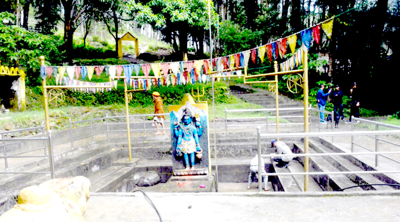 जनैपूर्णिमाका लागि सिङ्गारिँँदै गोसाइँस्थान